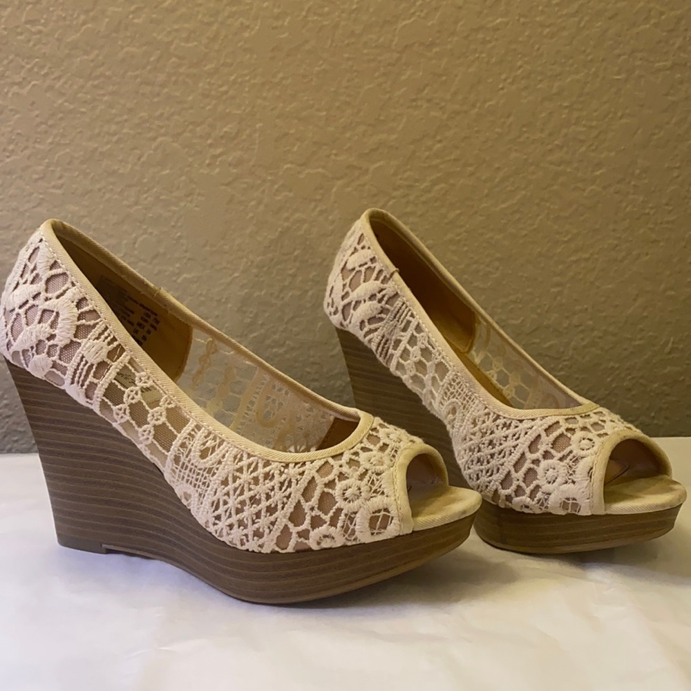 Pretty American Eagle Wedges🤍